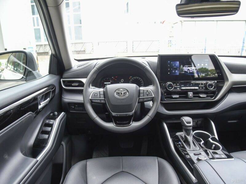 Toyota Highlander Hybrid ​2024: Best Family SUV | 36 MPG, Toyota Safety Sense & 8 Seats - Image 14
