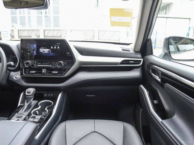Toyota Highlander Hybrid ​2024: Best Family SUV | 36 MPG, Toyota Safety Sense & 8 Seats - Image 13