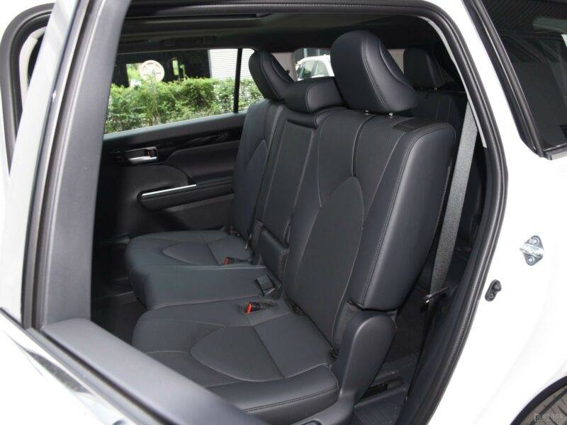 Toyota Highlander Hybrid ​2024: Best Family SUV | 36 MPG, Toyota Safety Sense & 8 Seats - Image 9