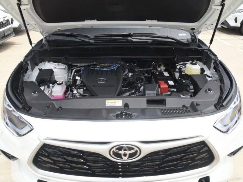 Toyota Highlander Hybrid ​2024: Best Family SUV | 36 MPG, Toyota Safety Sense & 8 Seats - Image 19