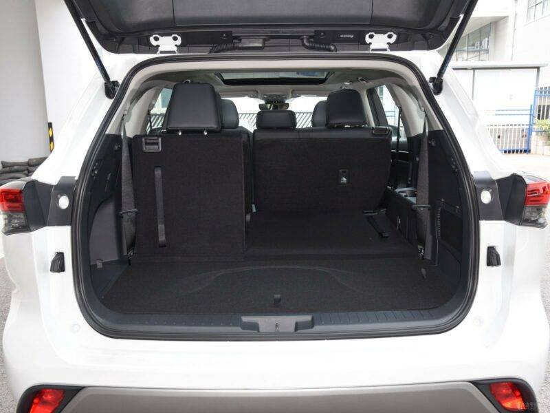 Toyota Highlander Hybrid ​2024: Best Family SUV | 36 MPG, Toyota Safety Sense & 8 Seats - Image 16