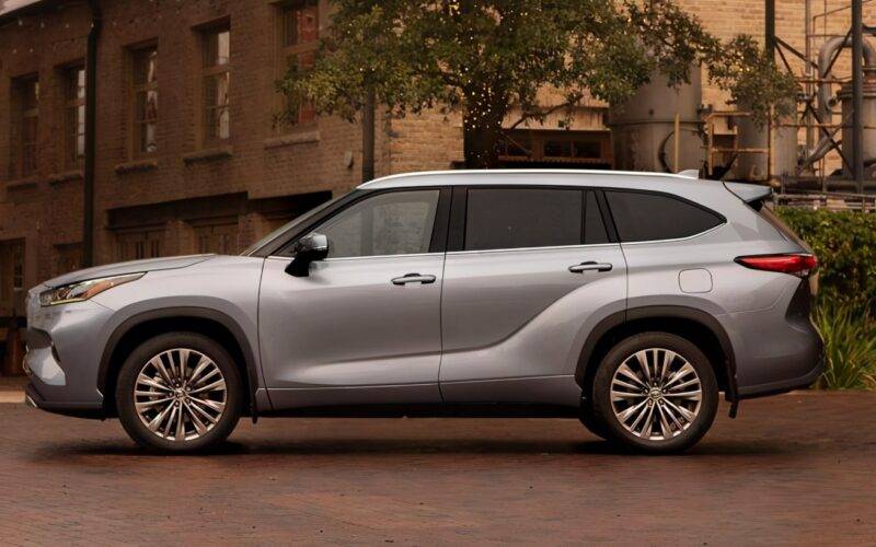 Toyota Highlander Hybrid ​2024: Best Family SUV | 36 MPG, Toyota Safety Sense & 8 Seats - Image 3