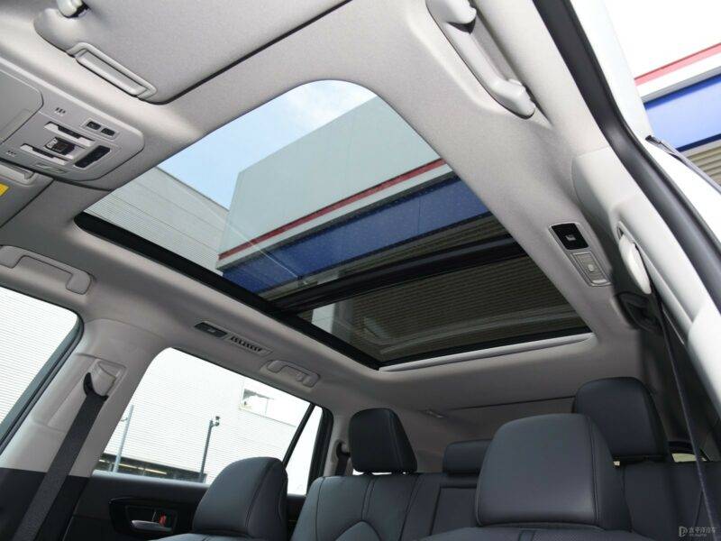 Toyota Highlander Hybrid ​2024: Best Family SUV | 36 MPG, Toyota Safety Sense & 8 Seats - Image 7